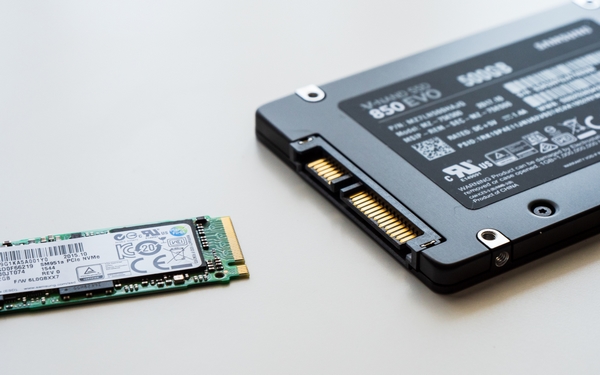 На фото – сравнение SSD SATA и NVMe