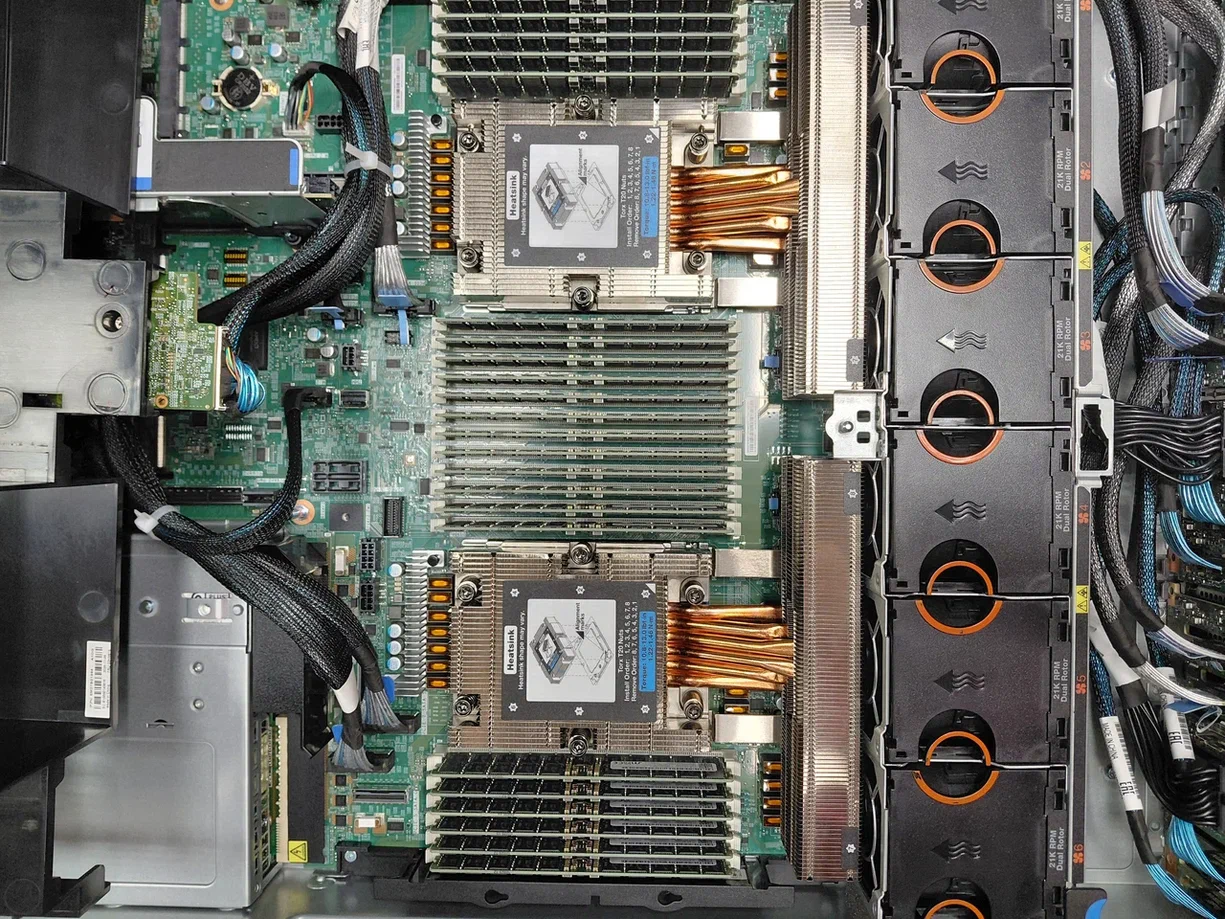 Система охлаждения Lenovo ThinkSystem SR665 V3 с шестью вентиляторными модулями и радиаторами двух процессоров AMD EPYC 9275F с расчетной тепловой мощностью 320 Вт каждый.