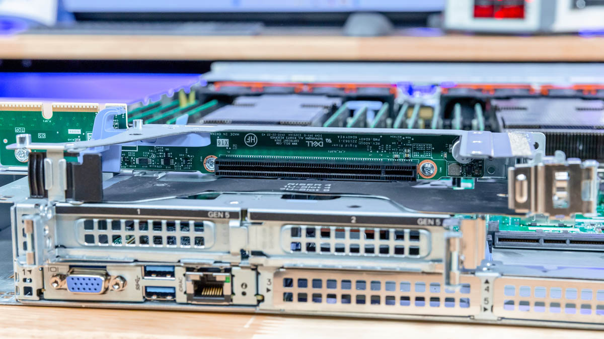Dell PowerEdge R670 Riser 4 вне сервера