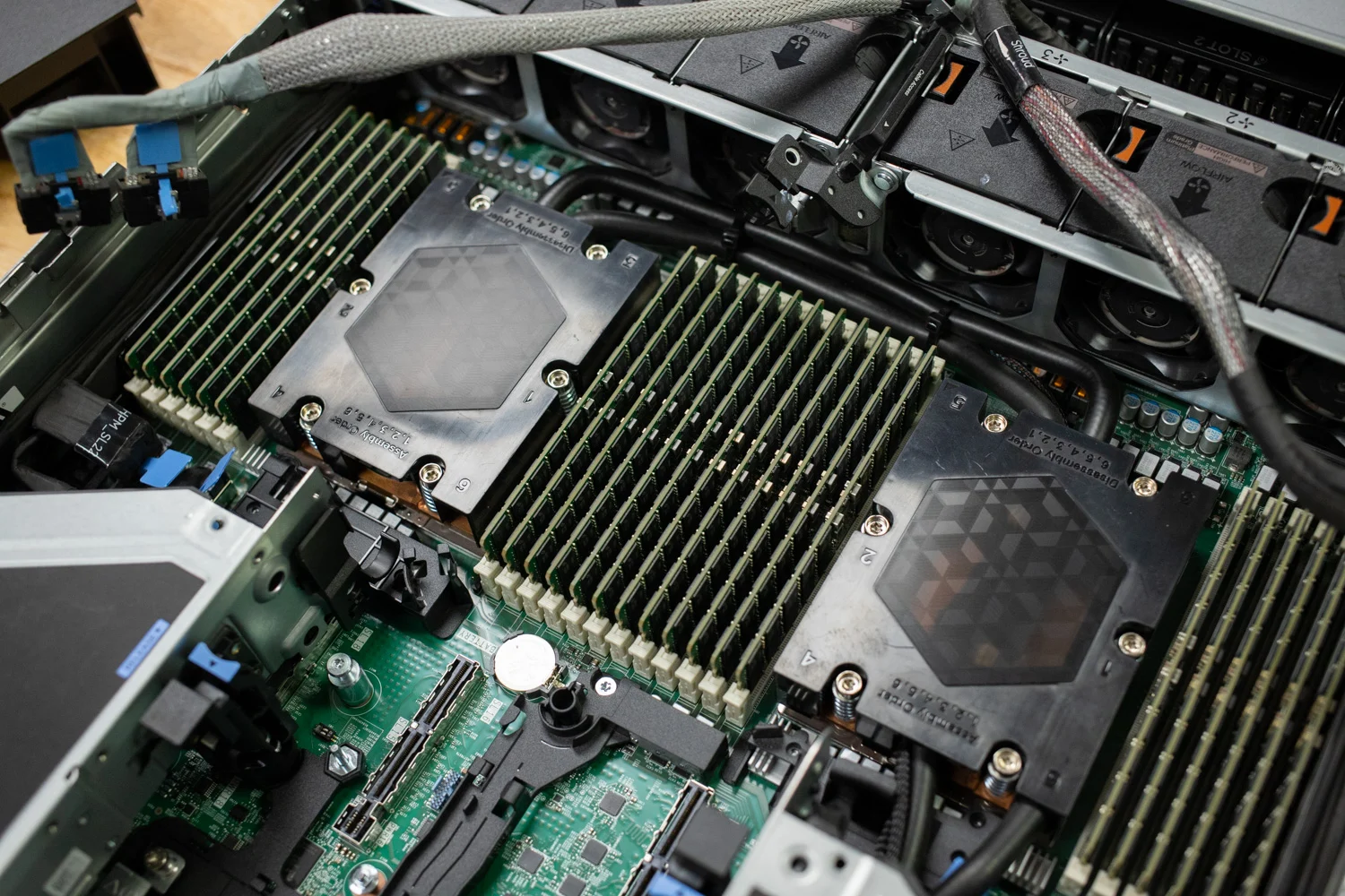 Сервер Dell PowerEdge R7725 с двумя 192-ядерными AMD EPYC 9965 и 1,5 Тбайт DDR5