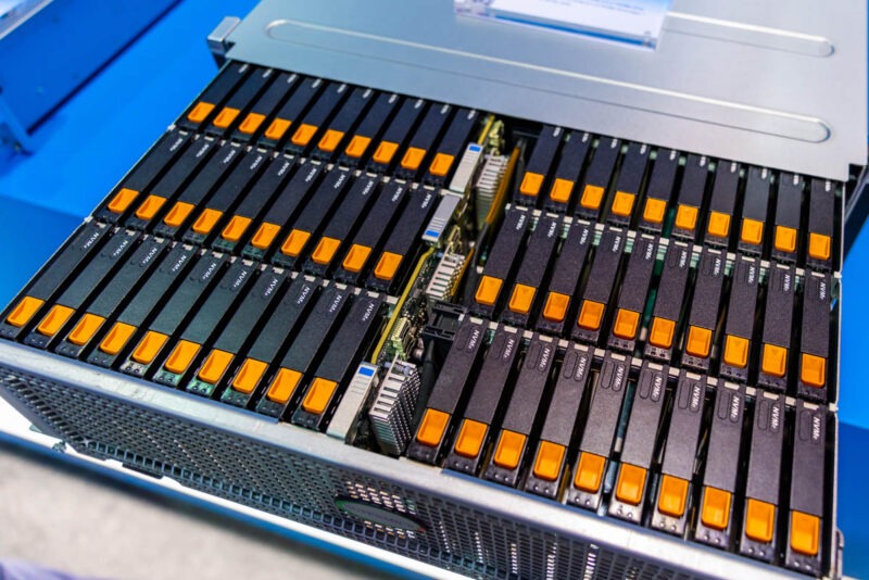 Supermicro ASG-4116S-NU160R: плотная система хранения высотой 4U со 160 накопителями NVMe.