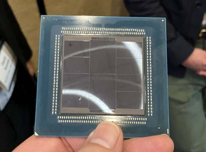 AMD EPYC Venice для платформы SP7 со снятой теплораспределительной крышкой.