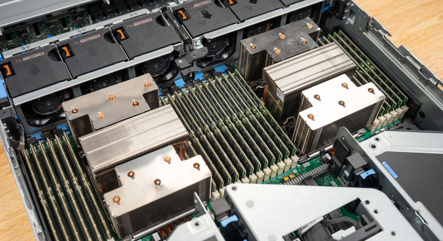 Охлаждение и оперативная память в сервере Dell PowerEdge R770AP