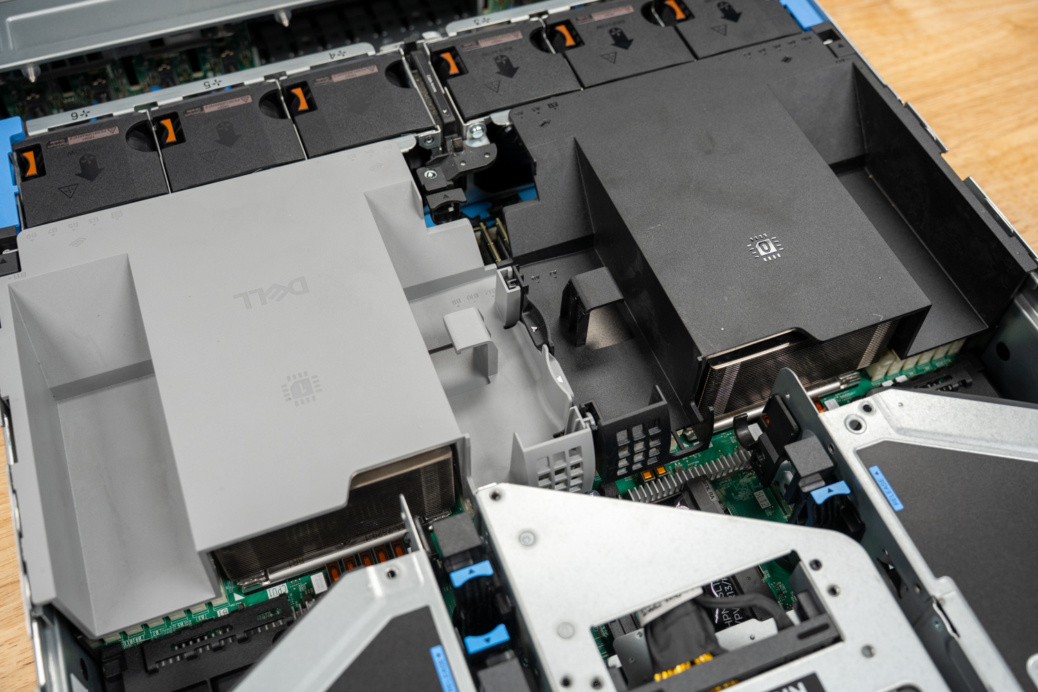 Воздуховоды в сервере Dell PowerEdge R770AP