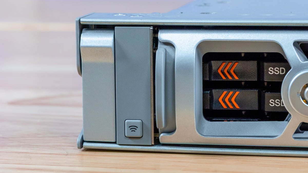 Dell PowerEdge R670 Front IO слева