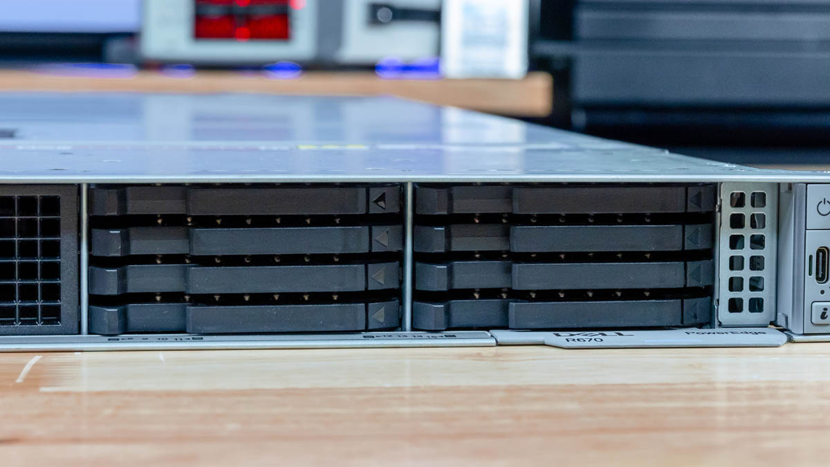 Dell PowerEdge R670 SSD Drive Bay справа