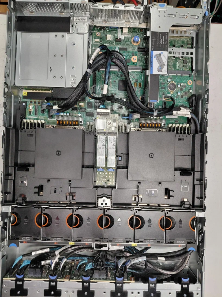 Внутренняя компоновка Lenovo ThinkSystem SR665 V3 с трехслотовым модулем PCIe 5.0, прямым подключением накопителей NVMe и отдельным сетевым адаптером OCP 3.0.