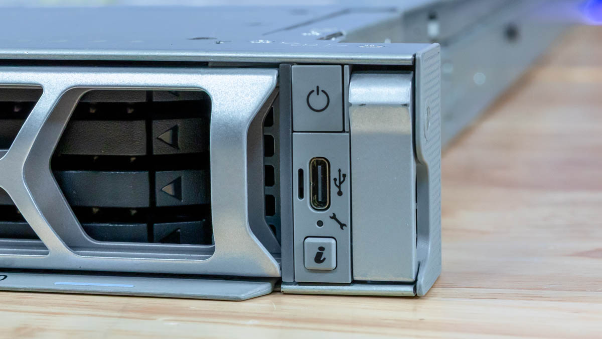 Dell PowerEdge R670 Front IO справа
