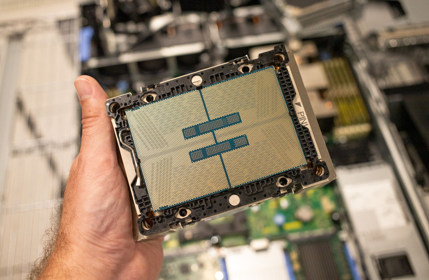 Радиатор с процессором Intel Xeon 6978P в сервере Dell PowerEdge R770AP