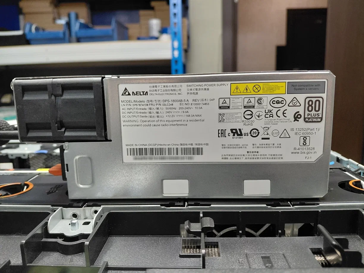 Lenovo ThinkSystem SR665 V3 с двумя блоками питания горячей замены мощностью 1800 Вт каждый.