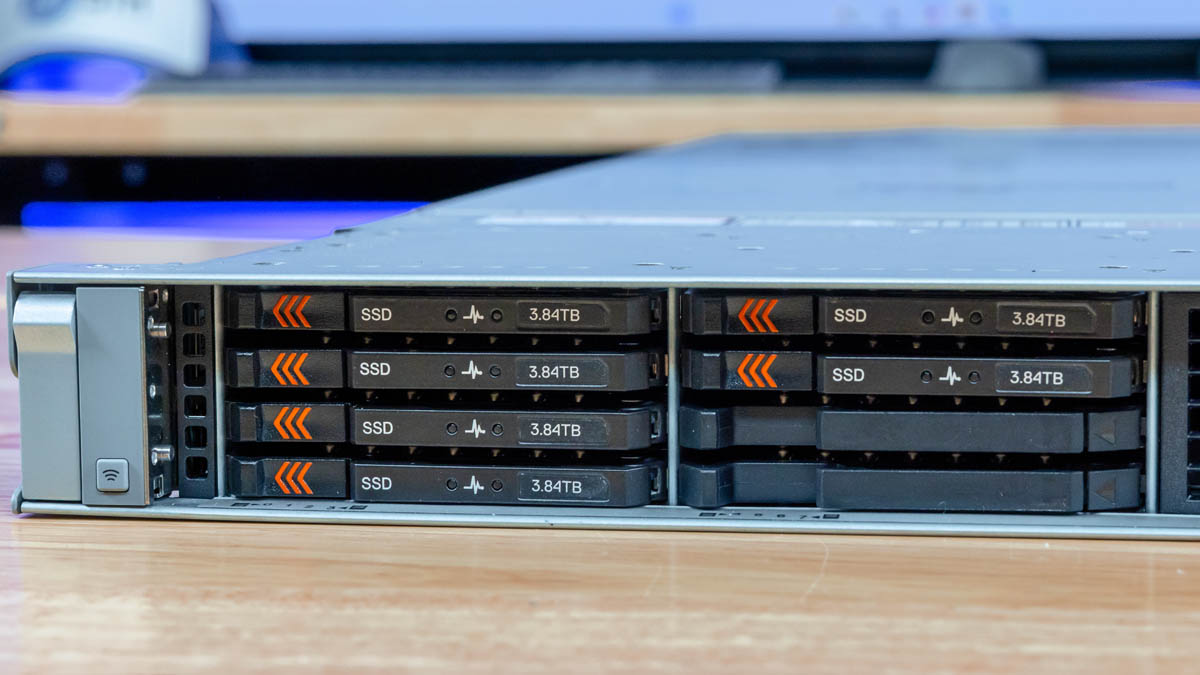 Dell PowerEdge R670 SSD Drive Bay слева