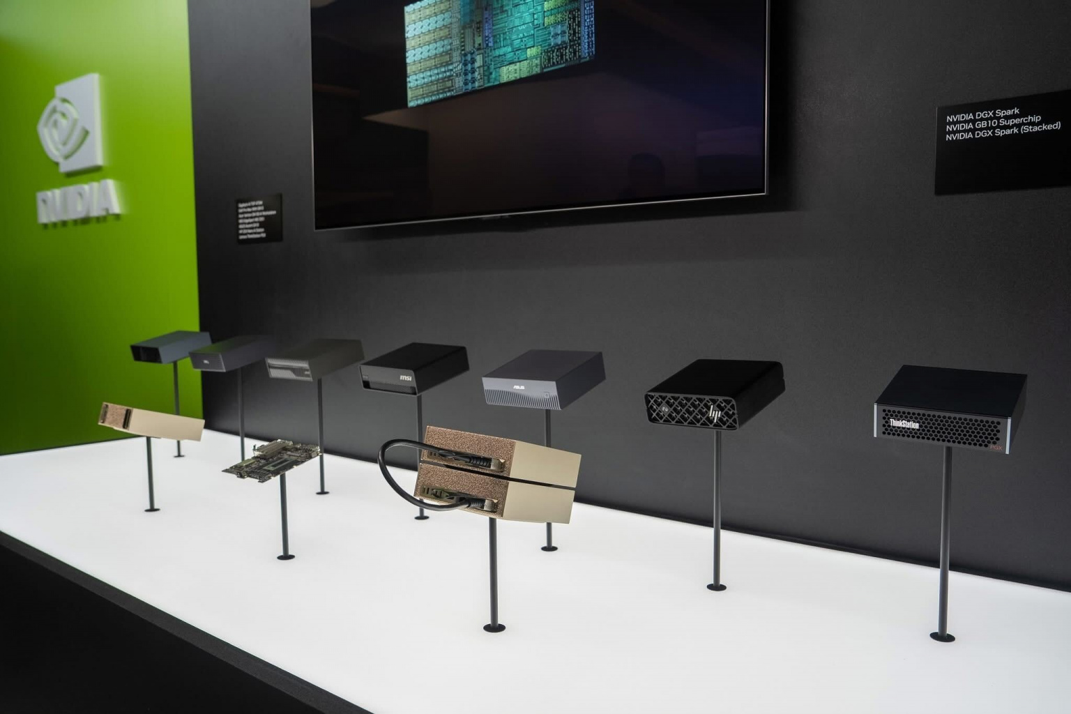 Партнерские системы на GB10 на демонстрационном стенде NVIDIA.