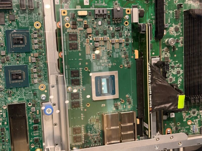 AMD Pensando Salina в контексте платформы Helios: специализированный компонент для инфраструктурных функций.