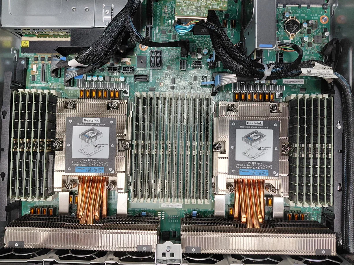 Сервер Lenovo ThinkSystem SR665 V3 с 2-мя процессорами AMD EPYC 9275F 24C 320W 4.1GHz