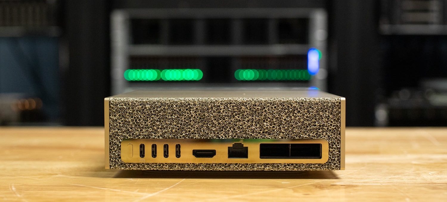 Задняя панель: USB-C, HDMI, Ethernet и два разъема ConnectX-7.